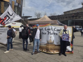 Philipp Ueberfeld und Nico Ernst am 11. April 2026 am Elberfelder Döppersberg